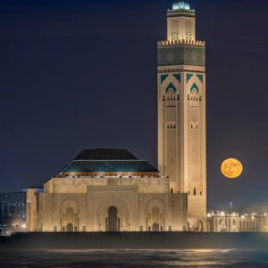 Découvrez l’élégance intemporelle de La Mosquée Hassan II et la Pleine Lune. Cette œuvre emblématique capture la majesté du patrimoine marocain sous une lumière poétique